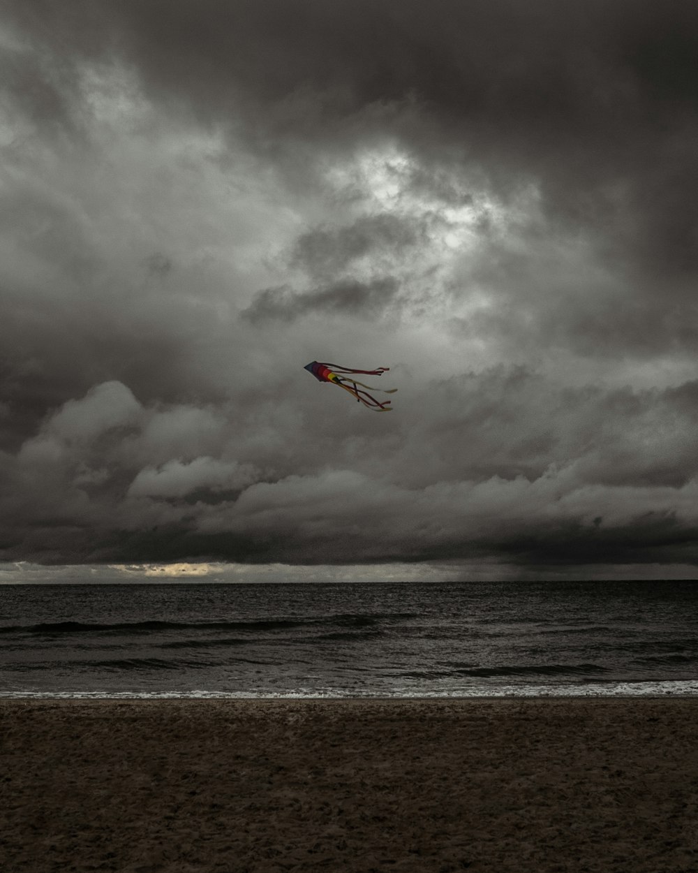 Persona surfeando en el mar bajo cielo nublado durante el día