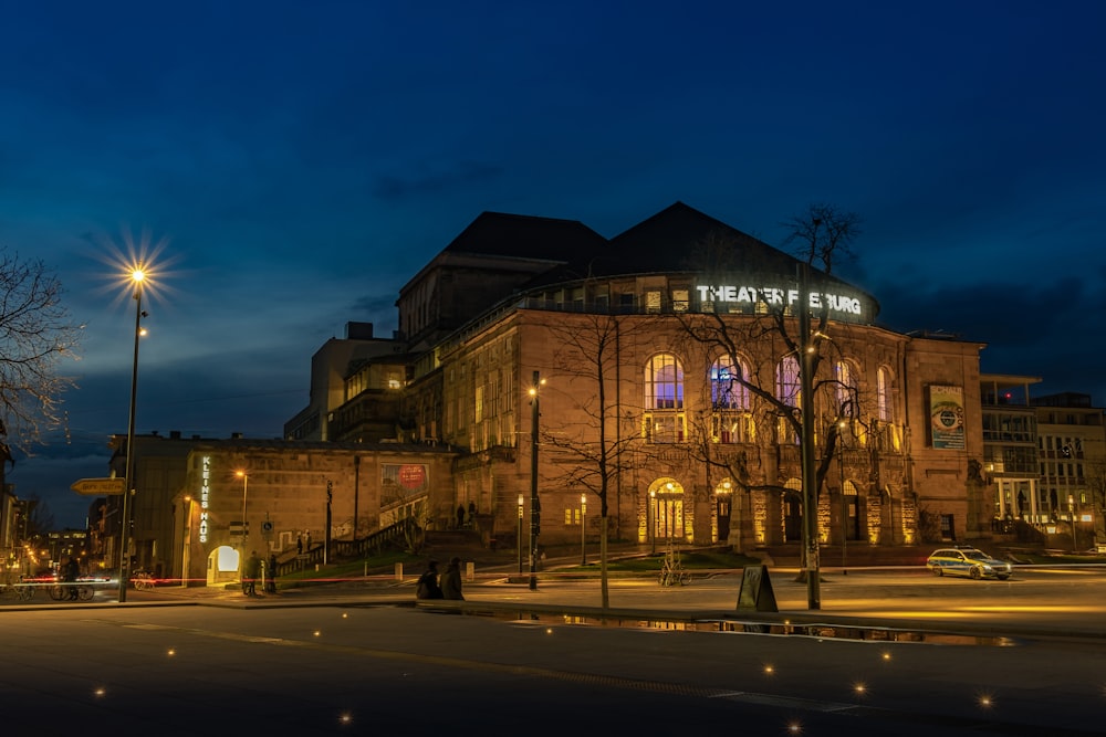 Edificio de hormigón marrón durante la noche