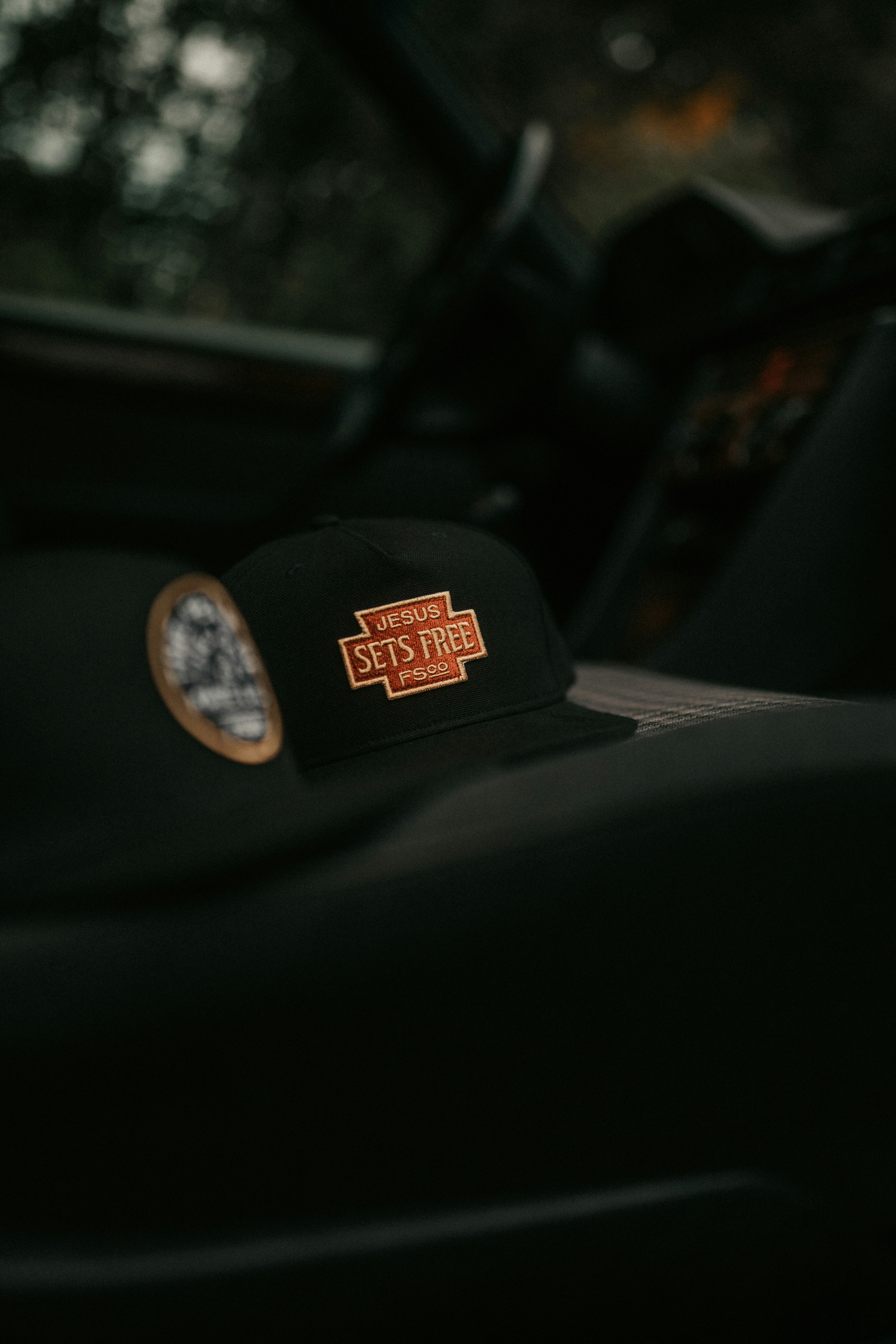 photo-1604863992311-e76ba2b2d4ed?ixid=M3wxMjA3fDB8MXxzZWFyY2h8MTl8fGhhcmQlMjBoYXRzJTIwd2l0aCUyMGxvZ298ZW58MHx8fHwxNzU0NjMyODMxfDA\u0026ixlib=rb-4.1.0