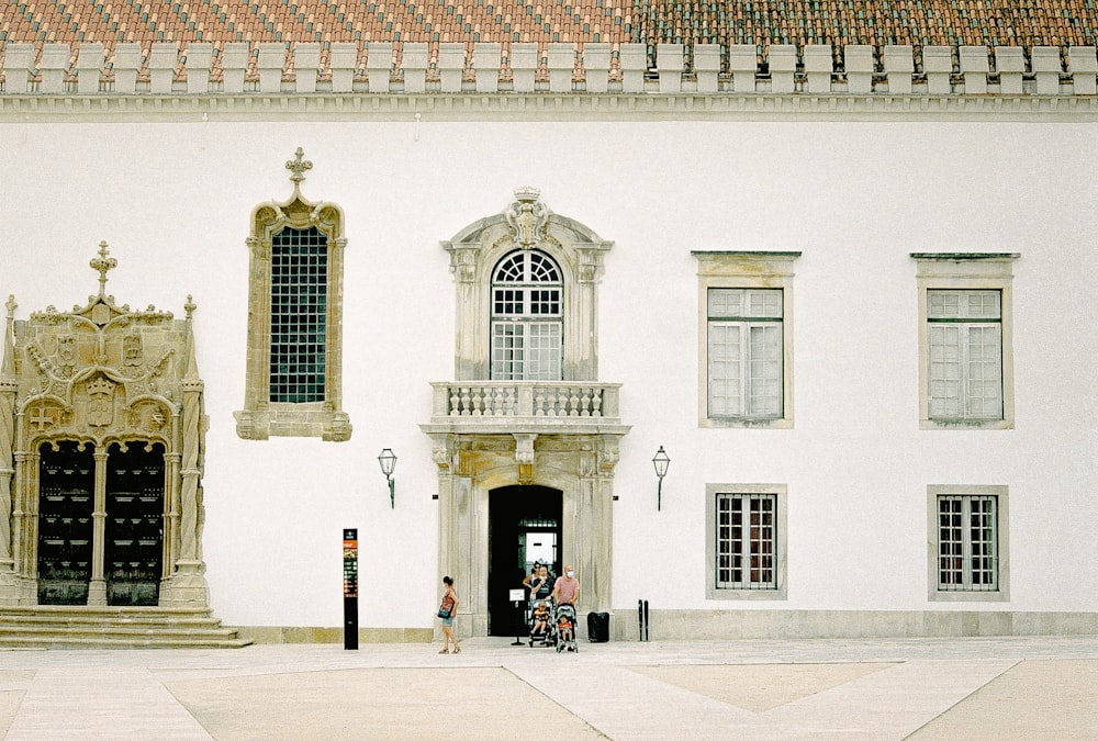 edifício de concreto branco e marrom