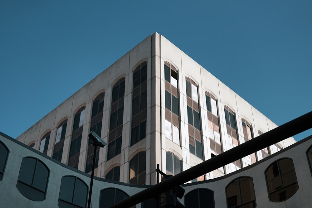 edificio in cemento bianco sotto il cielo blu durante il giorno