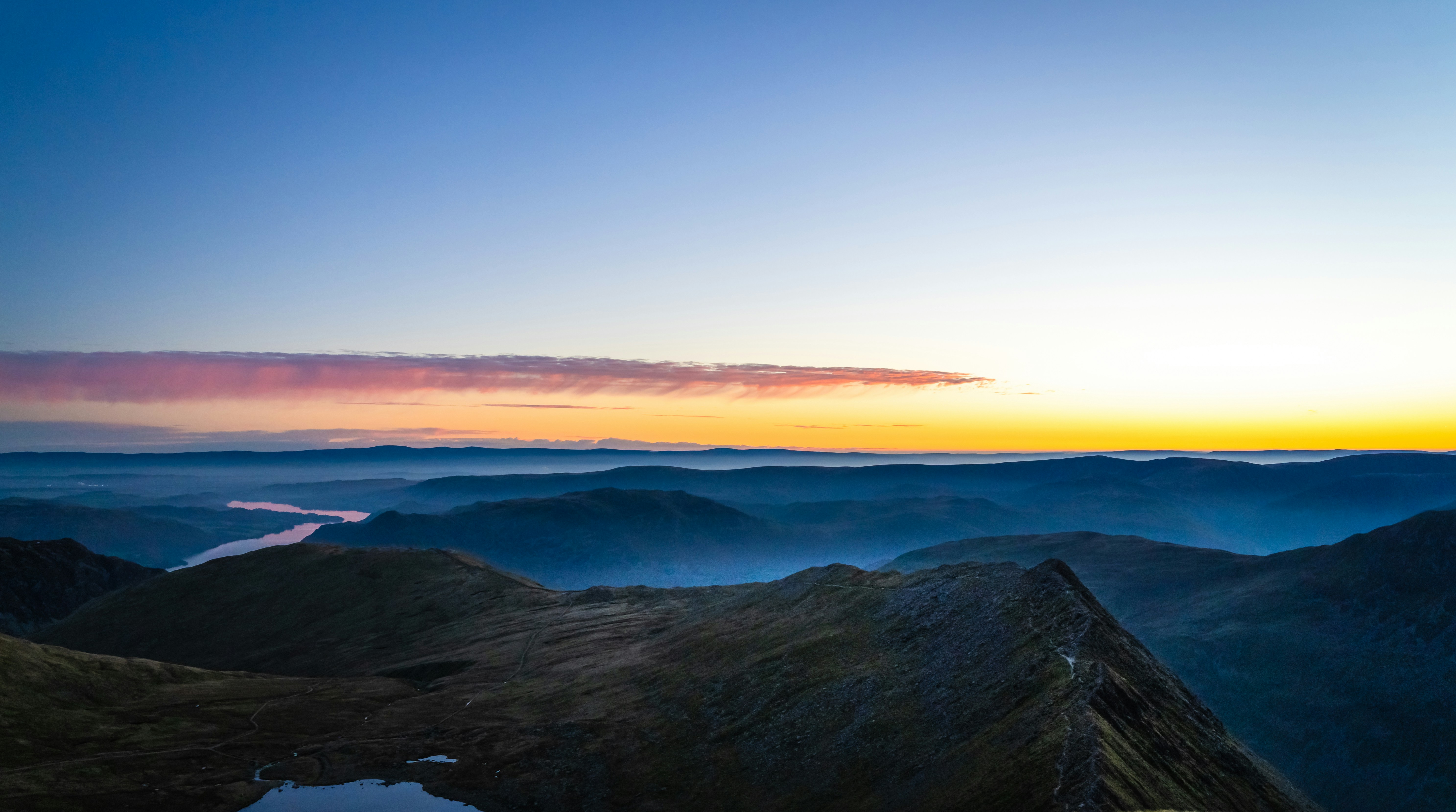 Braune und grüne Berge unter blauem Himmel tagsüber