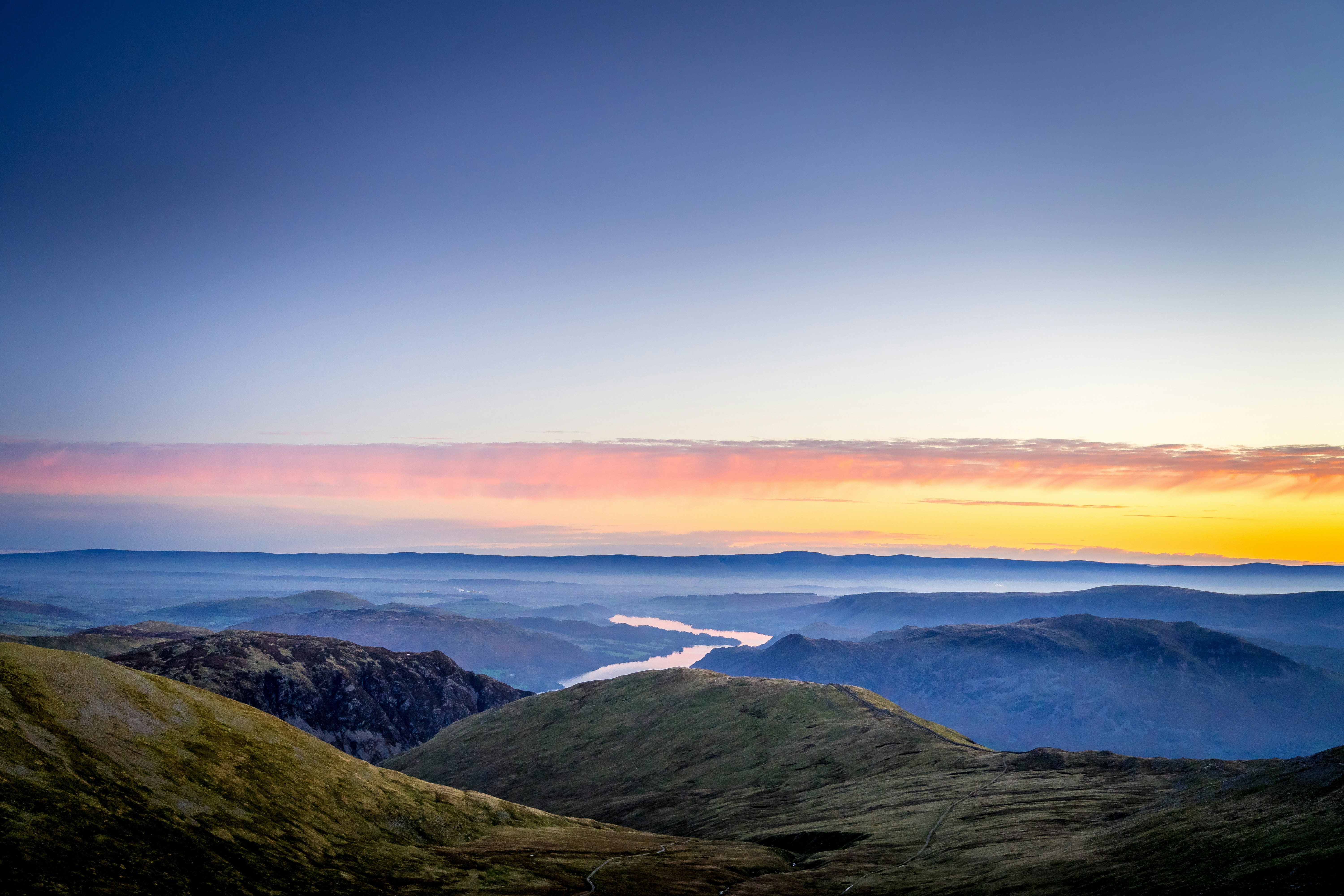 grüne und braune Berge unter blauem Himmel tagsüber