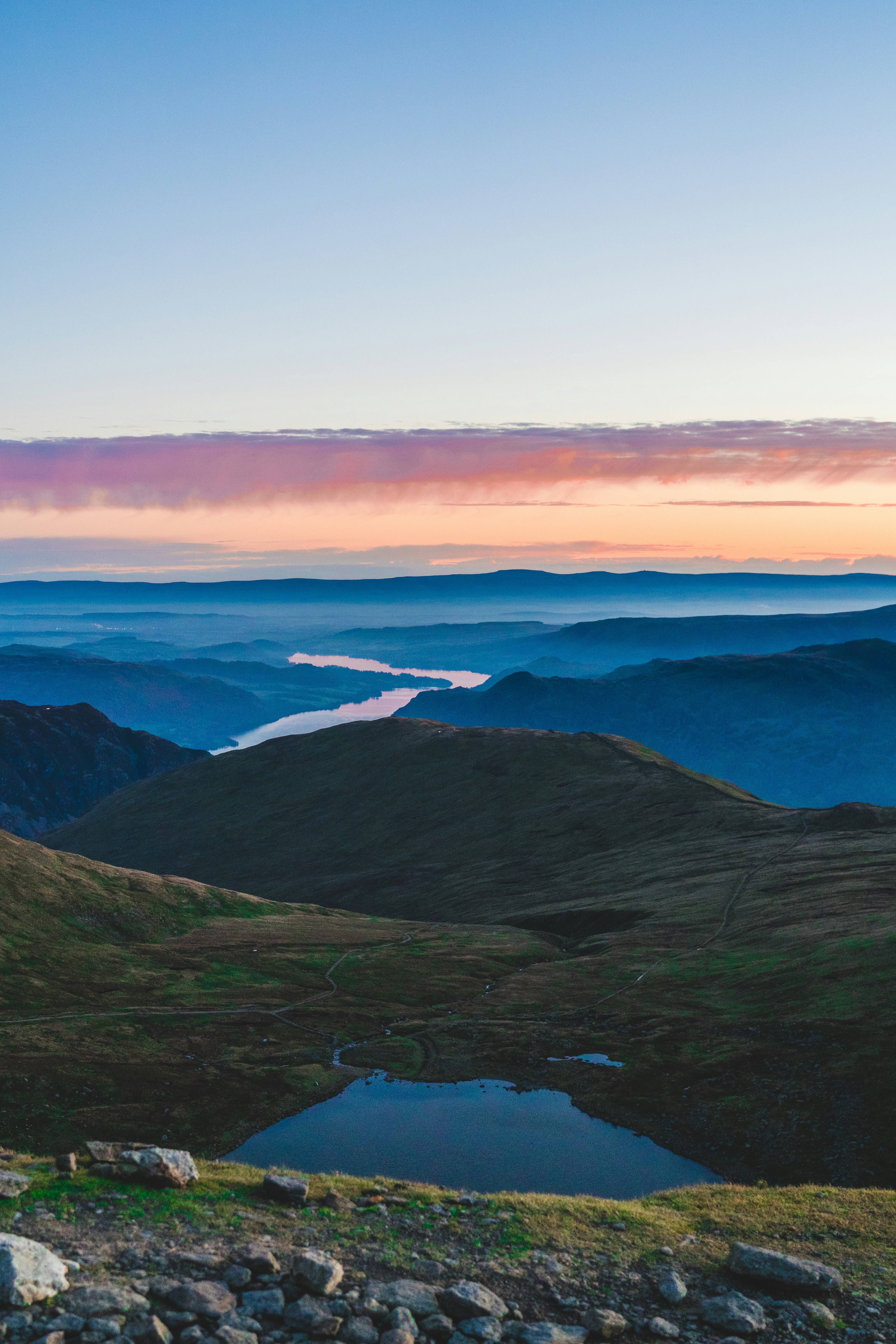 Grüne und braune Berge in der Nähe von Gewässern tagsüber