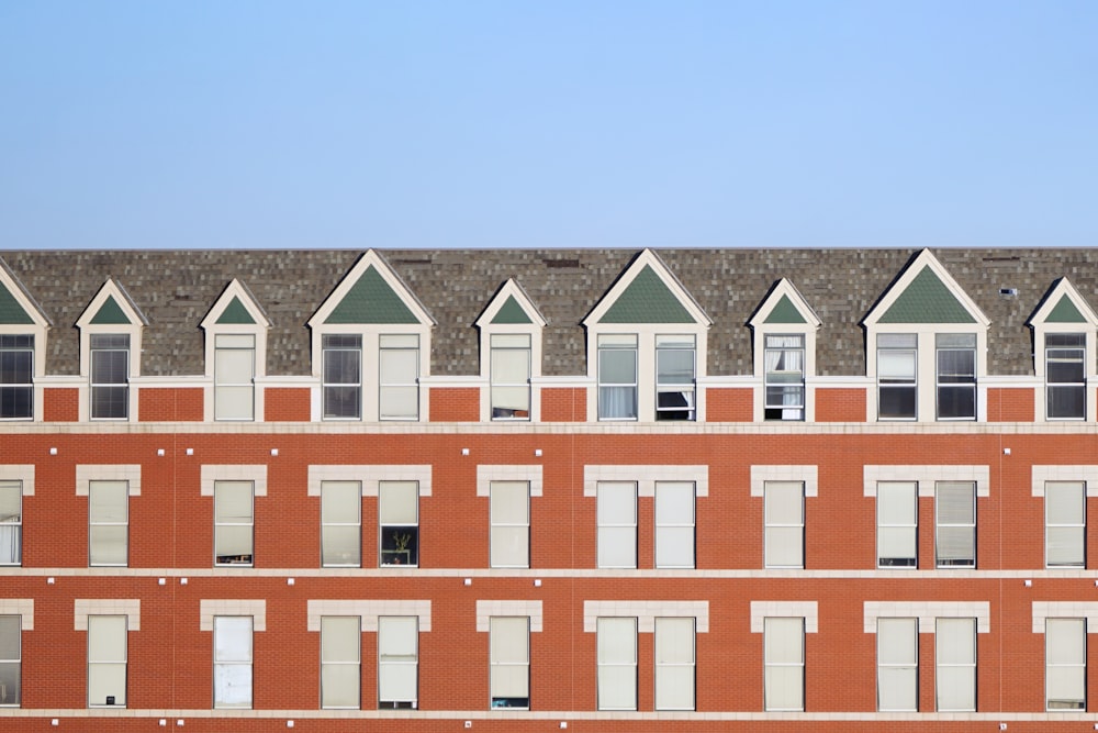 Edificio de hormigón rojo y blanco