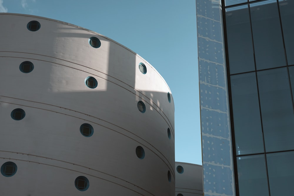 edificio rotondo bianco sotto il cielo blu durante il giorno