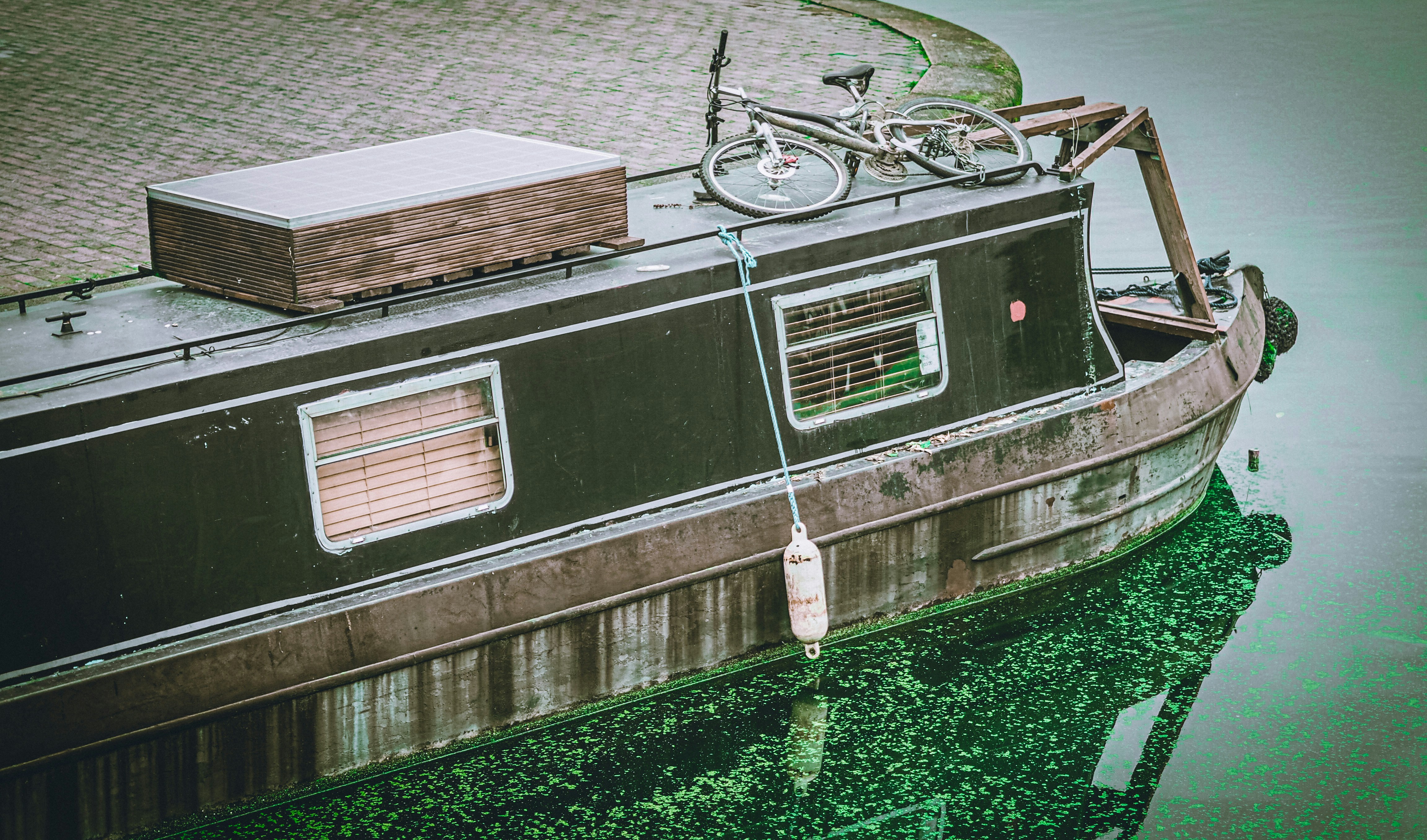 white window type air conditioner on gray concrete wall