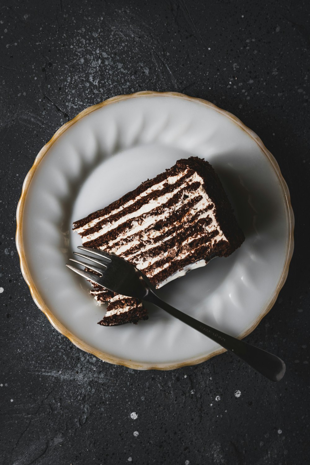 gâteau au chocolat sur assiette en céramique blanche