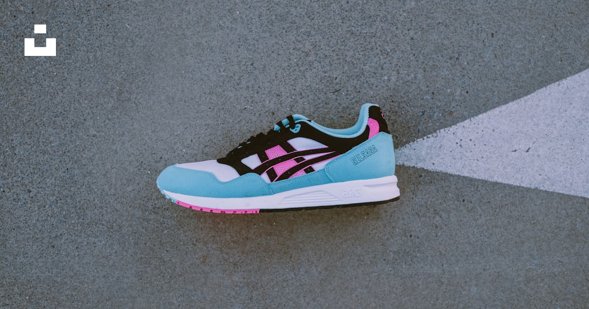 Pink and white nike sneakers photo â Free Apparel Image on Unsplash