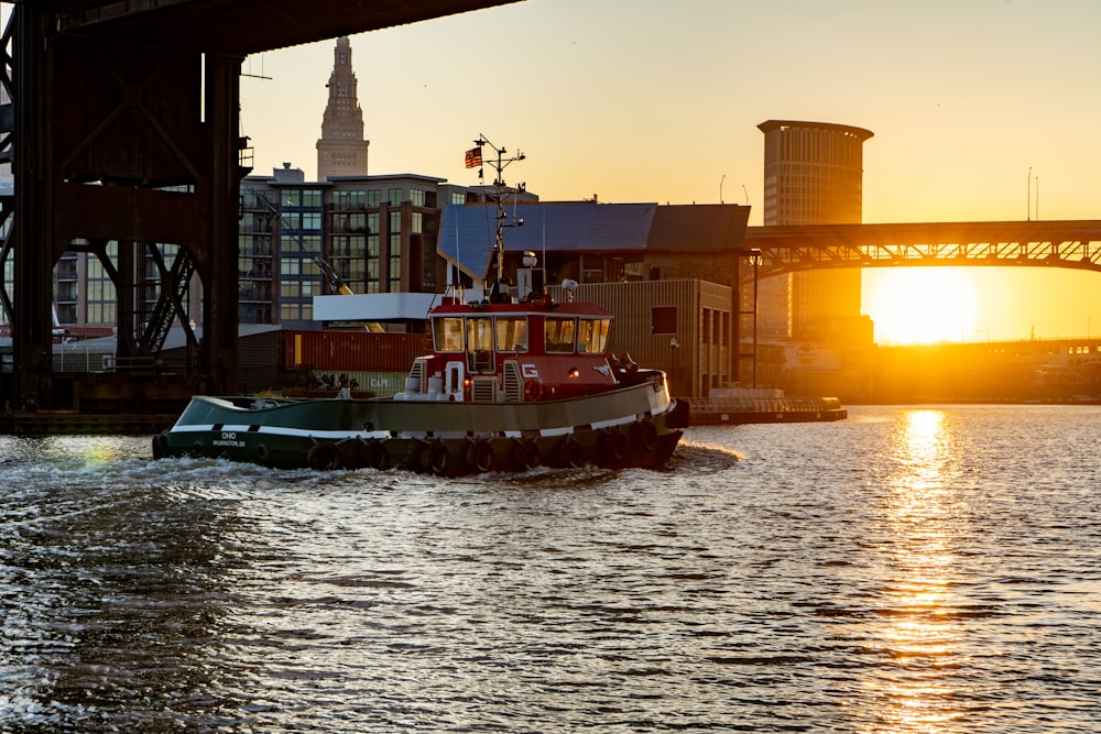 rot-weißes Schiff auf See tagsüber