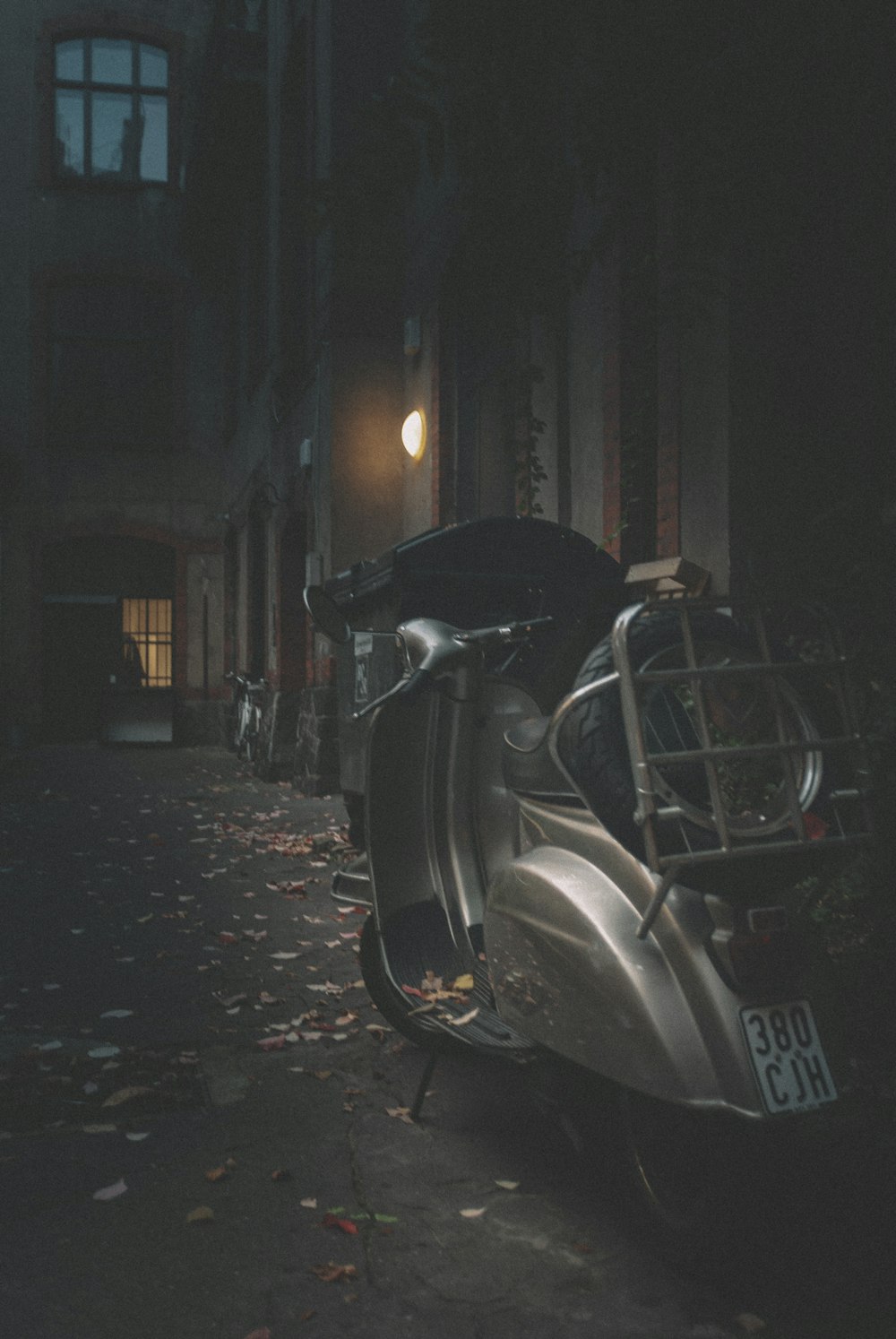 motocicleta preta estacionada na calçada durante a noite