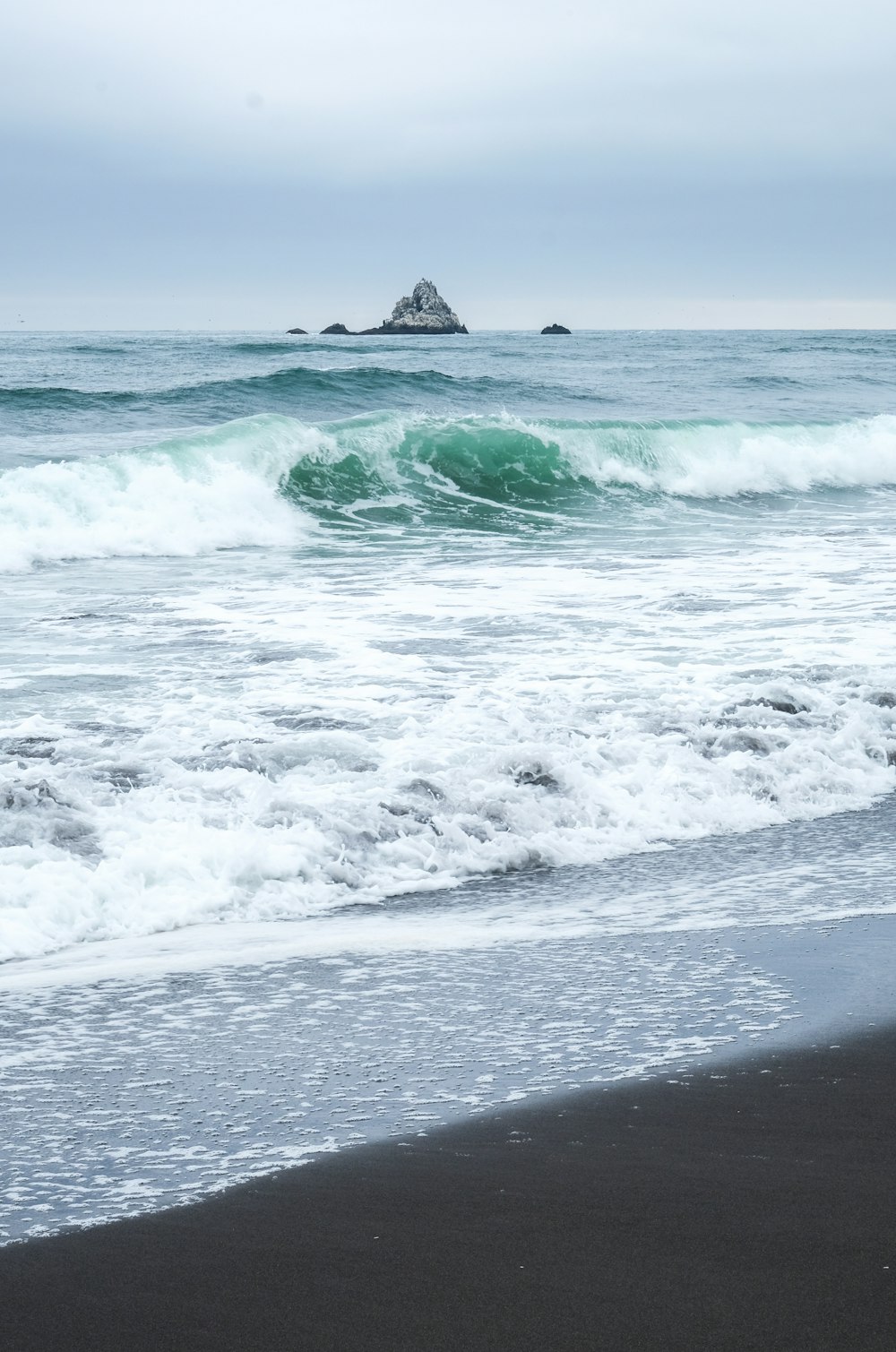 Onde dell'oceano che si infrangono sulla riva durante il giorno