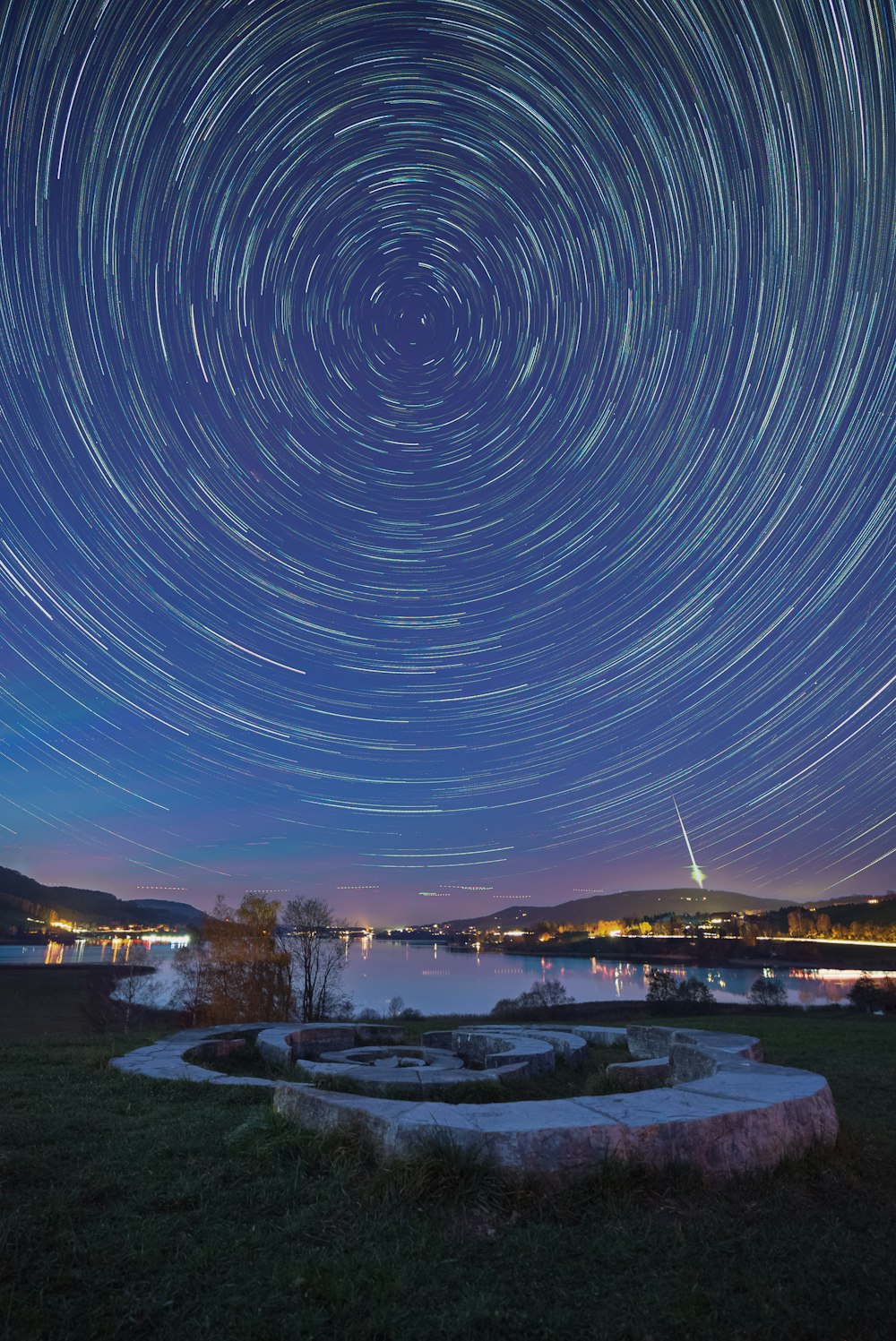 Fotografía de lapso de tiempo de fuegos artificiales durante la noche