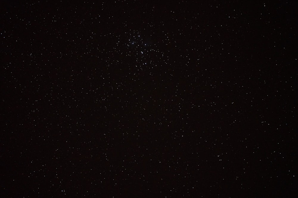 夜の空に浮かぶ星