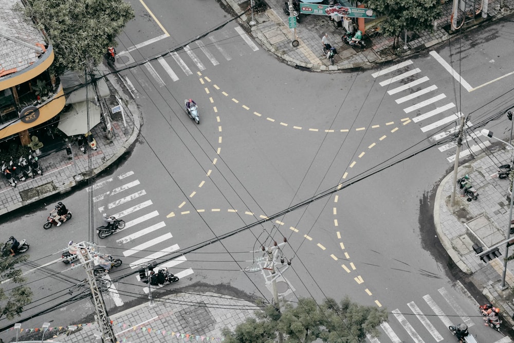 persone che camminano per strada durante il giorno