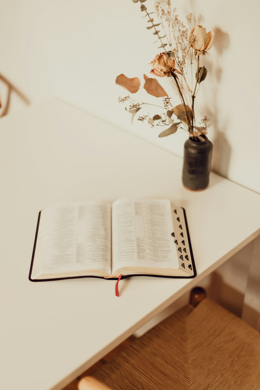 Page de livre blanc sur table blanche