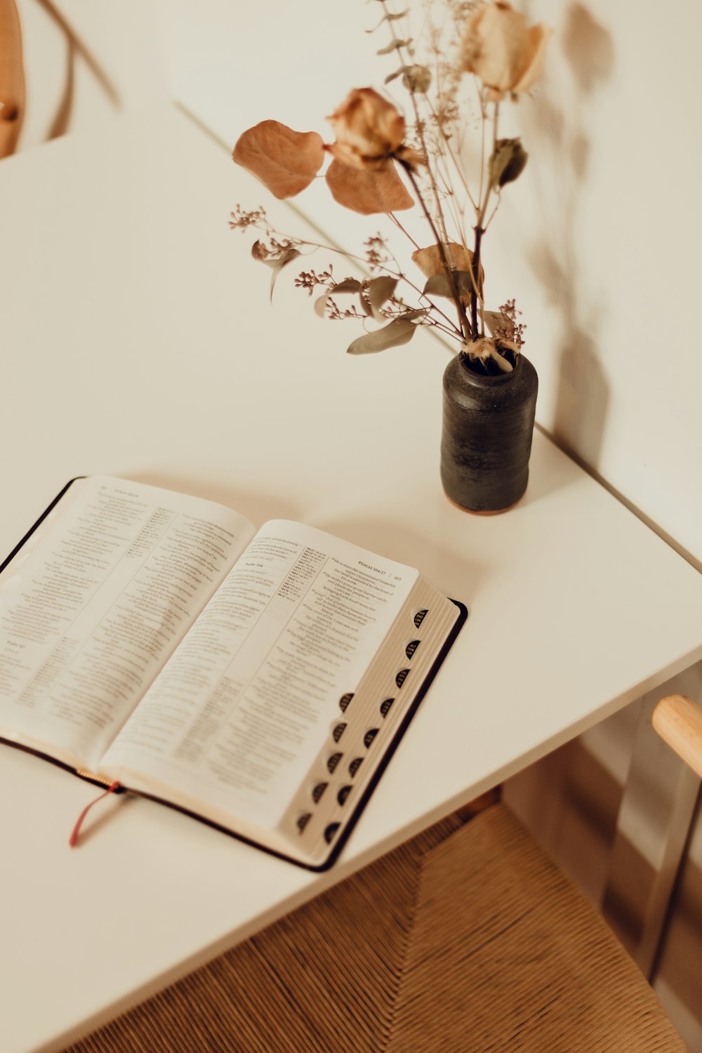 Page de livre blanc sur table en bois blanc