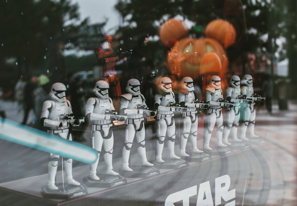 Une exposition de figurines Star Wars dans une vitrine de magasin