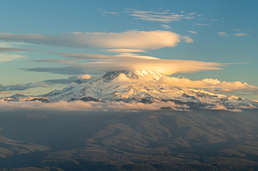 Veduta aerea delle montagne sotto il cielo nuvoloso durante il giorno