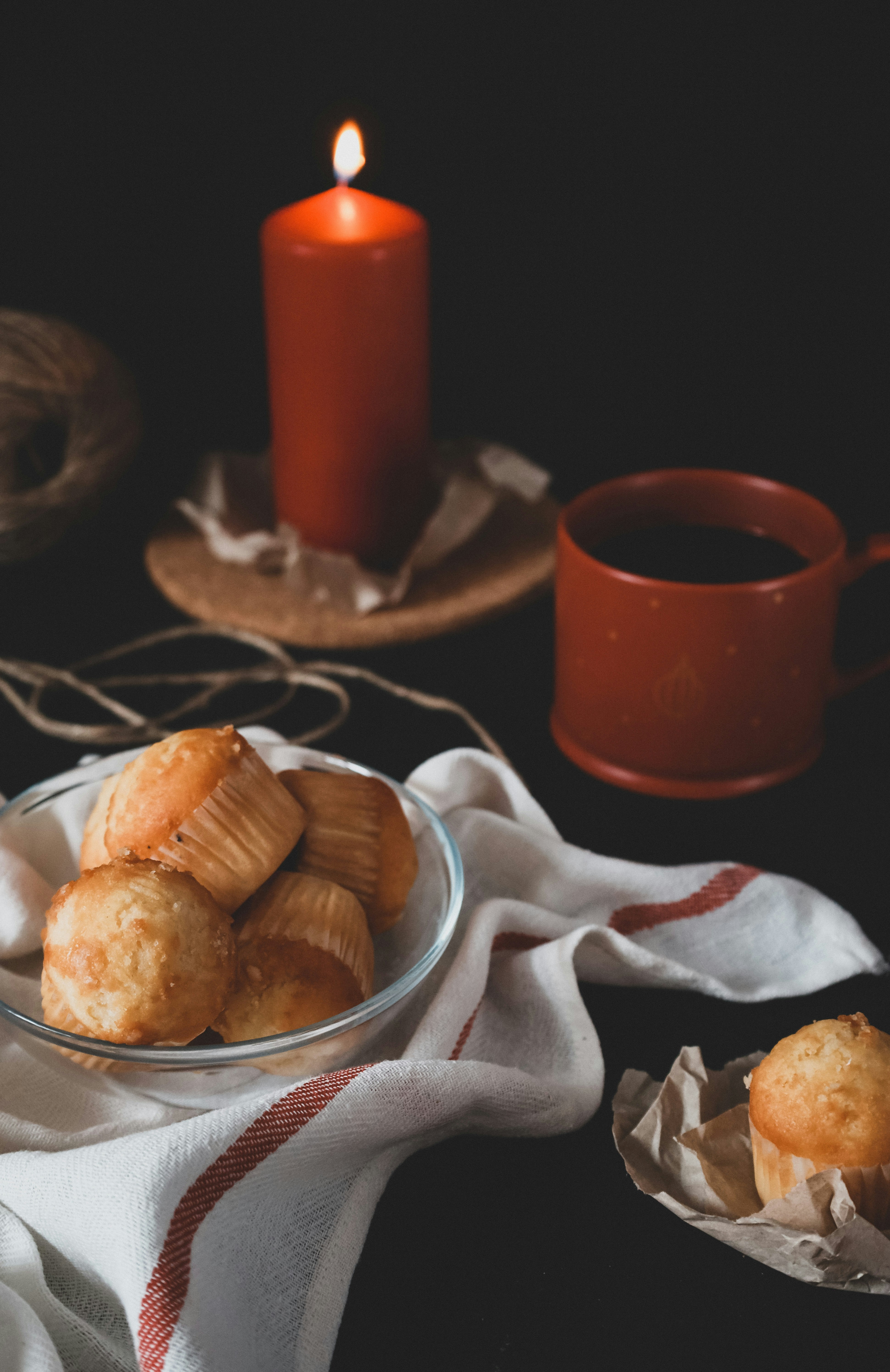 Foto zum Thema Braune Kekse auf Edelstahltablett Kostenloses Bild zu