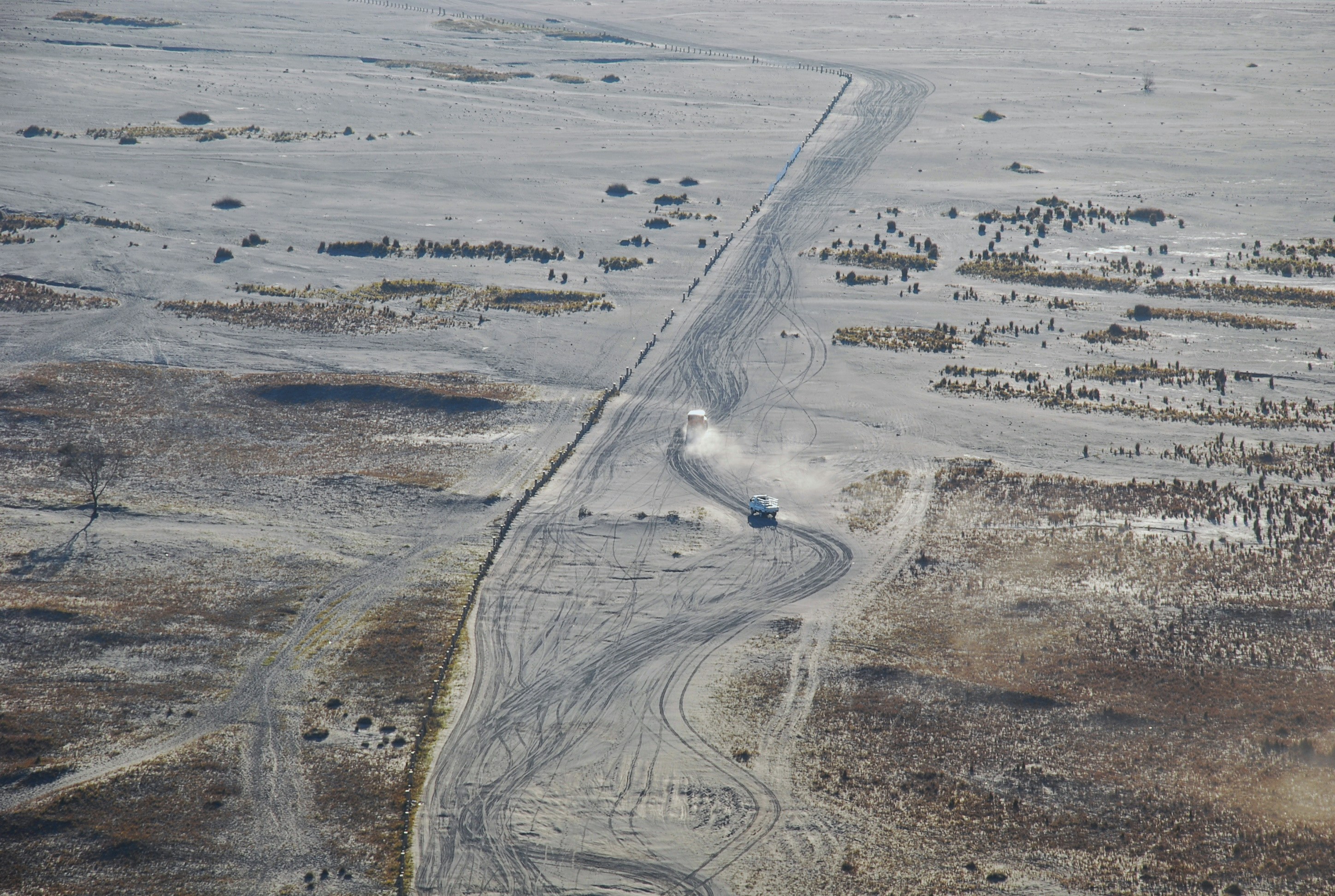 砂漠の真ん中にある道路の航空写真