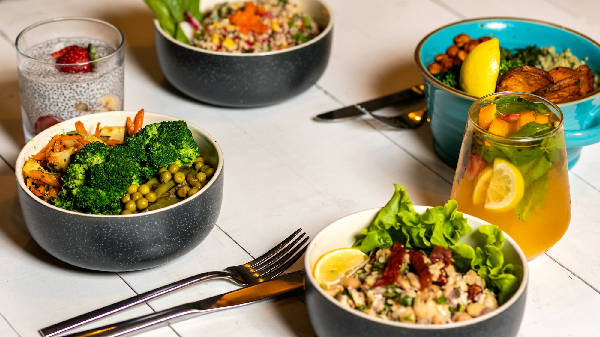 A picture of vegetable rice bowls served with healthy drinks