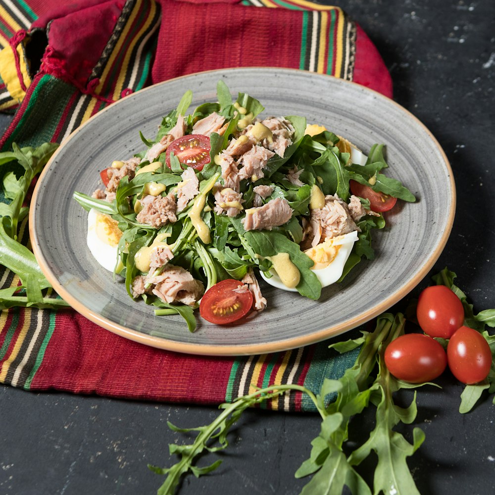 Ensalada de verduras en plato de cerámica azul