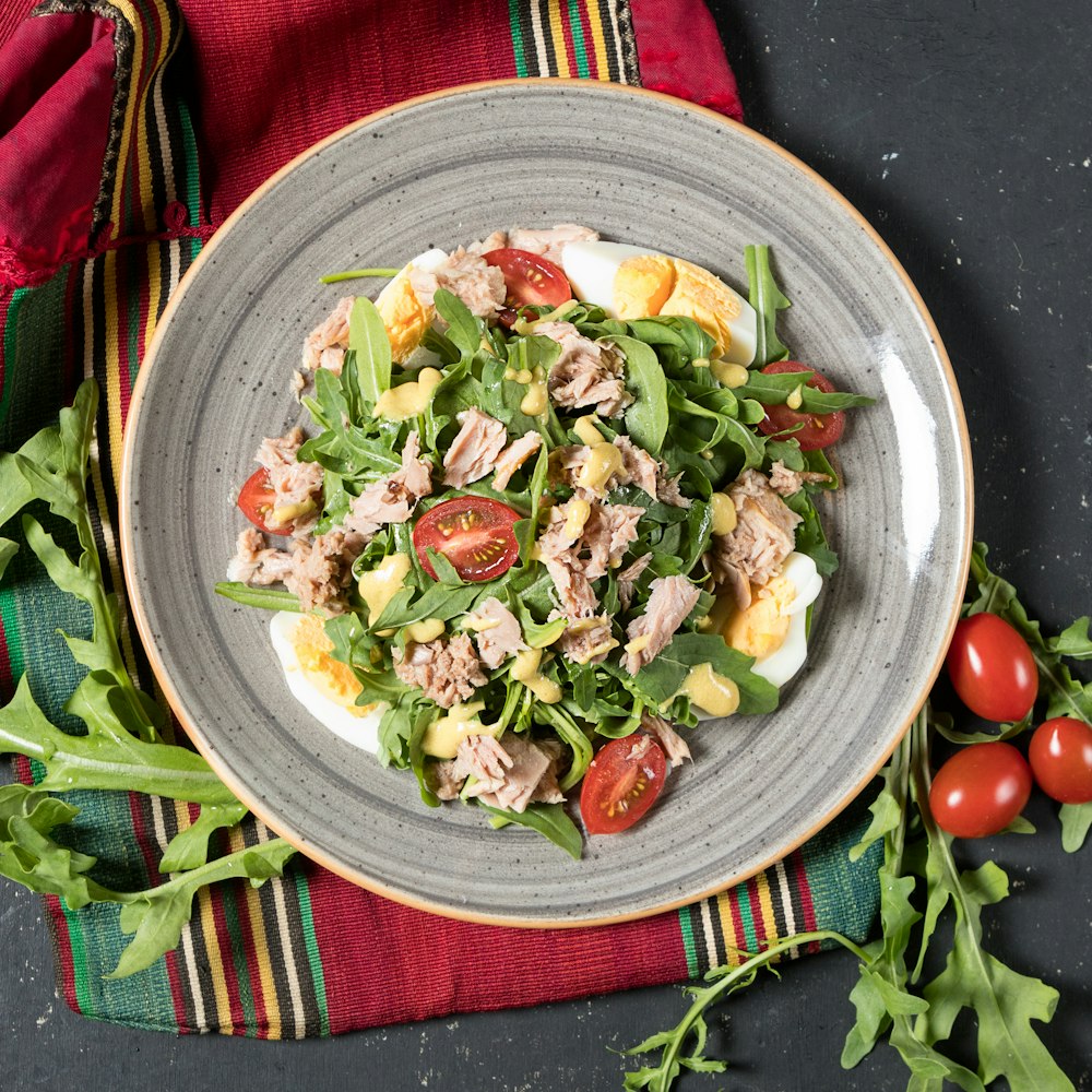 Ensalada de verduras en bol de cerámica blanca