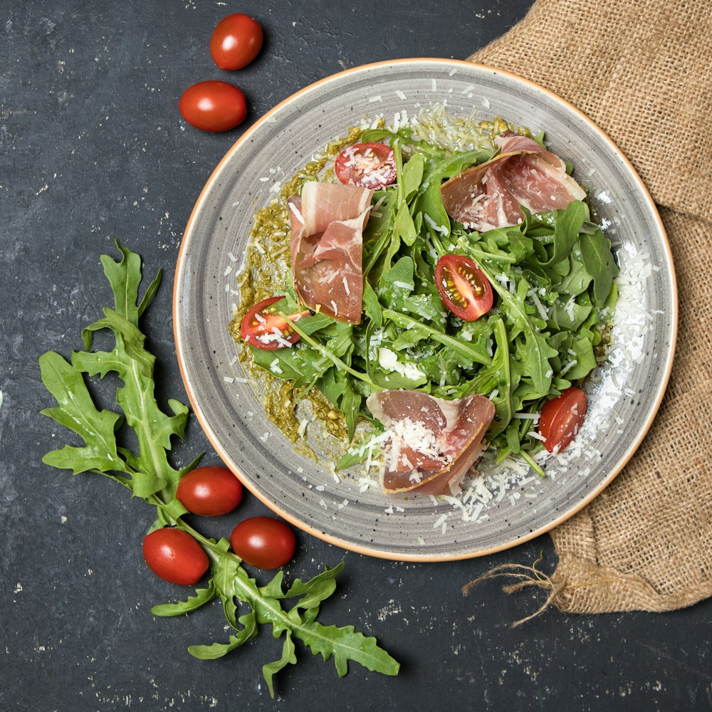 insalata di verdure su ciotola di vetro trasparente