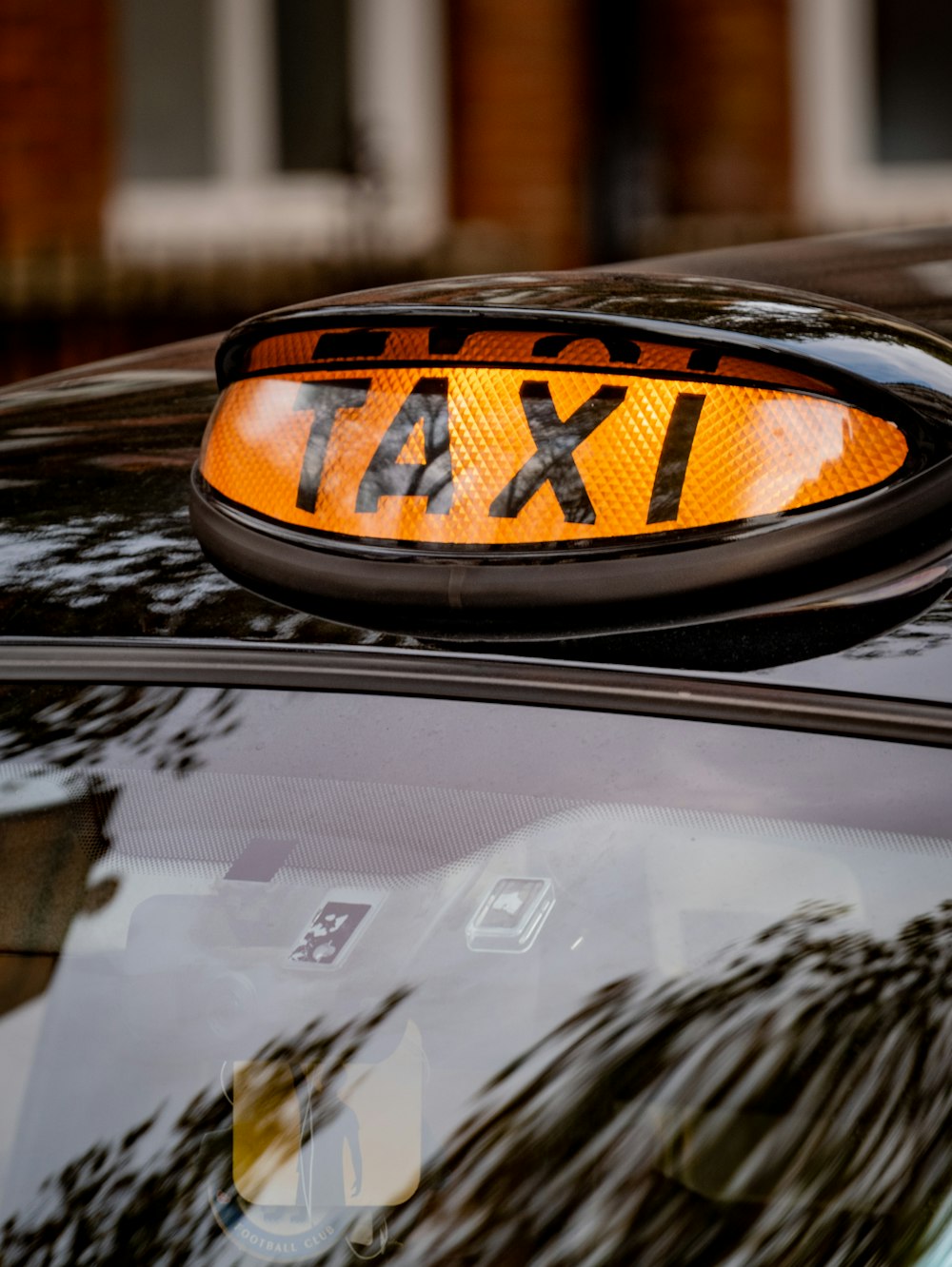 luz traseira do carro laranja e preta