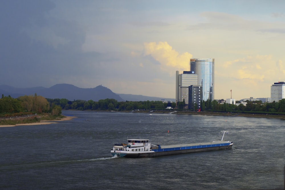 weißes und blaues Boot tagsüber auf See