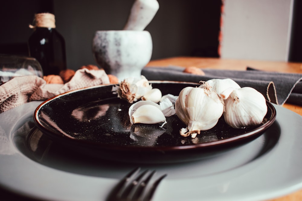 white garlic on black ceramic plate