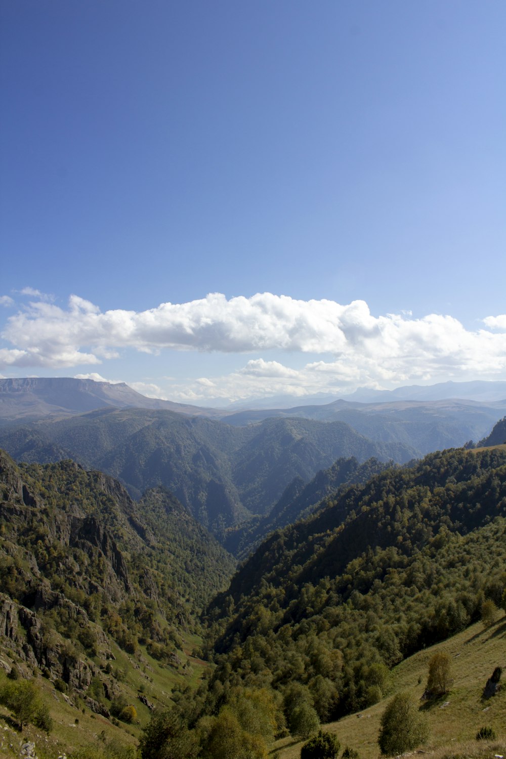 Montañas verdes bajo el cielo azul durante el día