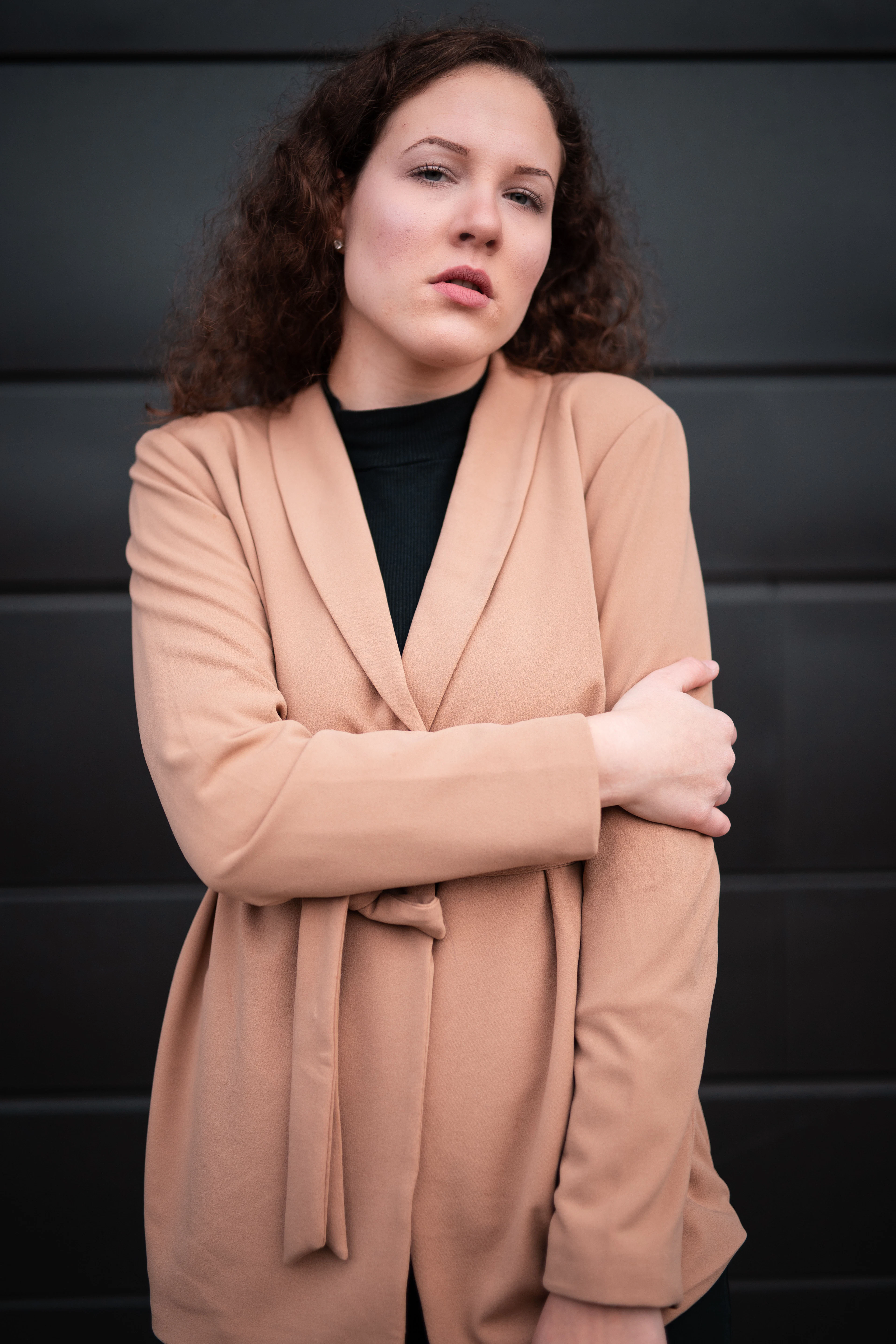 Femme en manteau beige, vue de face