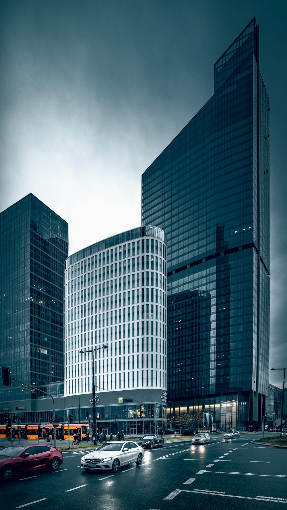 Edificio de gran altura en blanco y negro