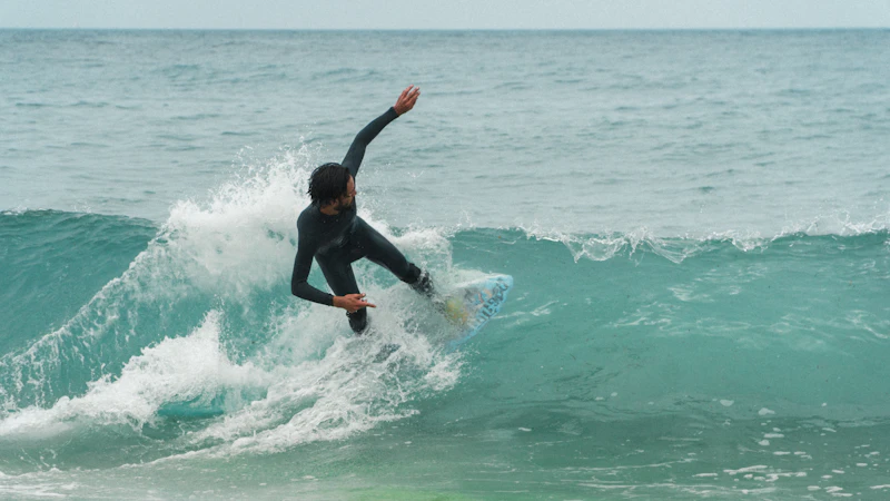 Surfista cogiendo una ola en la costa española