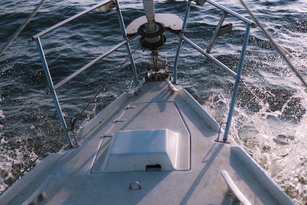 barca bianca e blu in mare durante il giorno