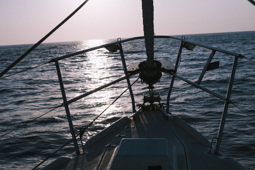 nave in bianco e nero in mare durante il giorno