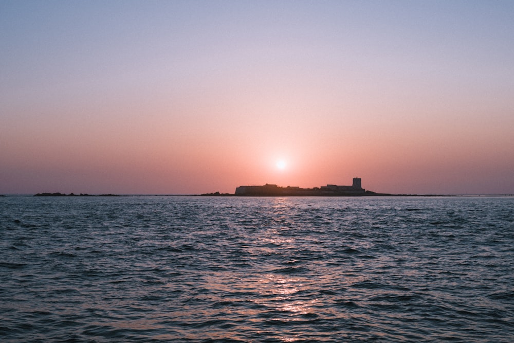 silhouette dell'edificio sull'isola durante il giorno