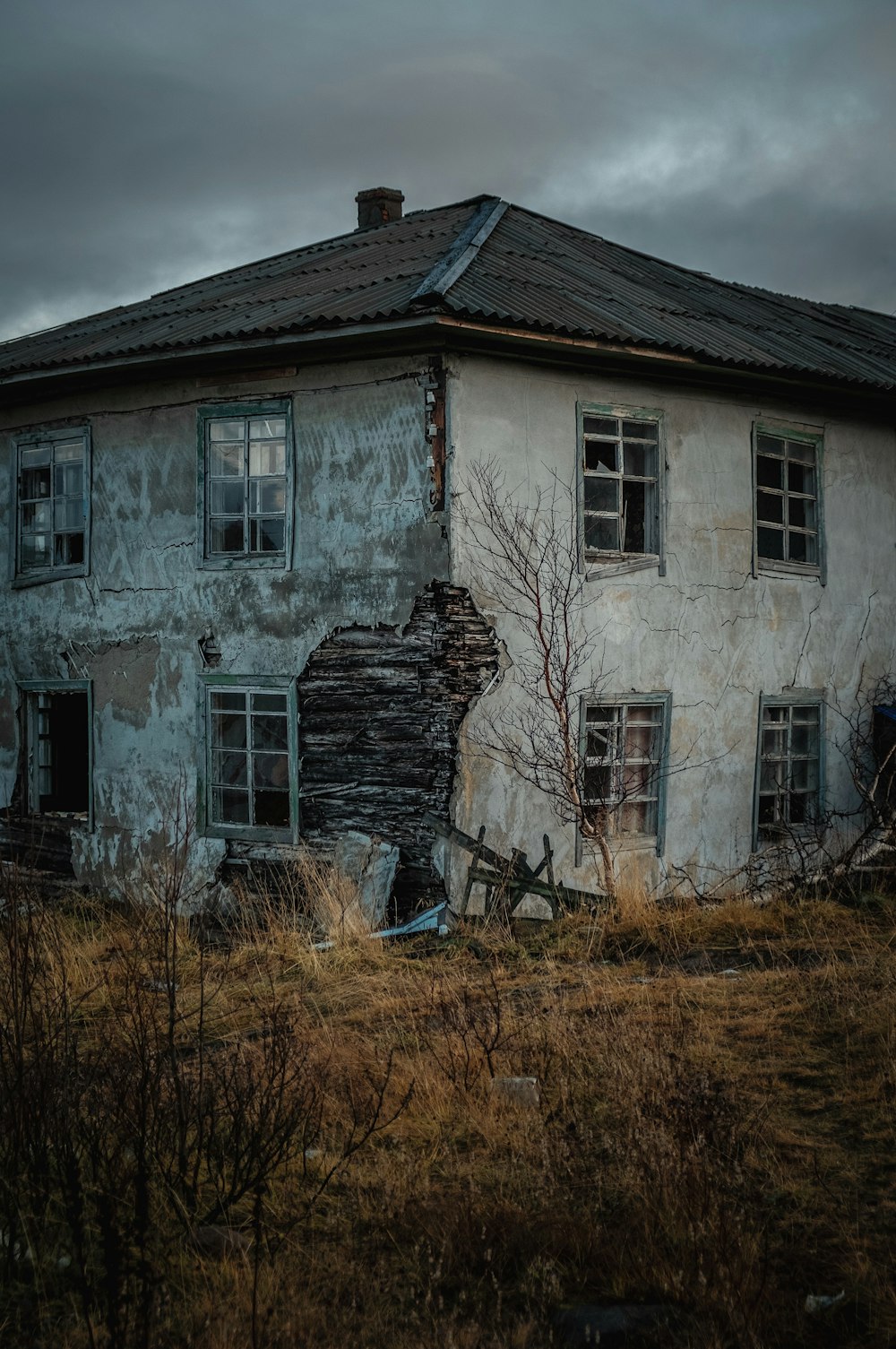 casa in cemento bianco e marrone