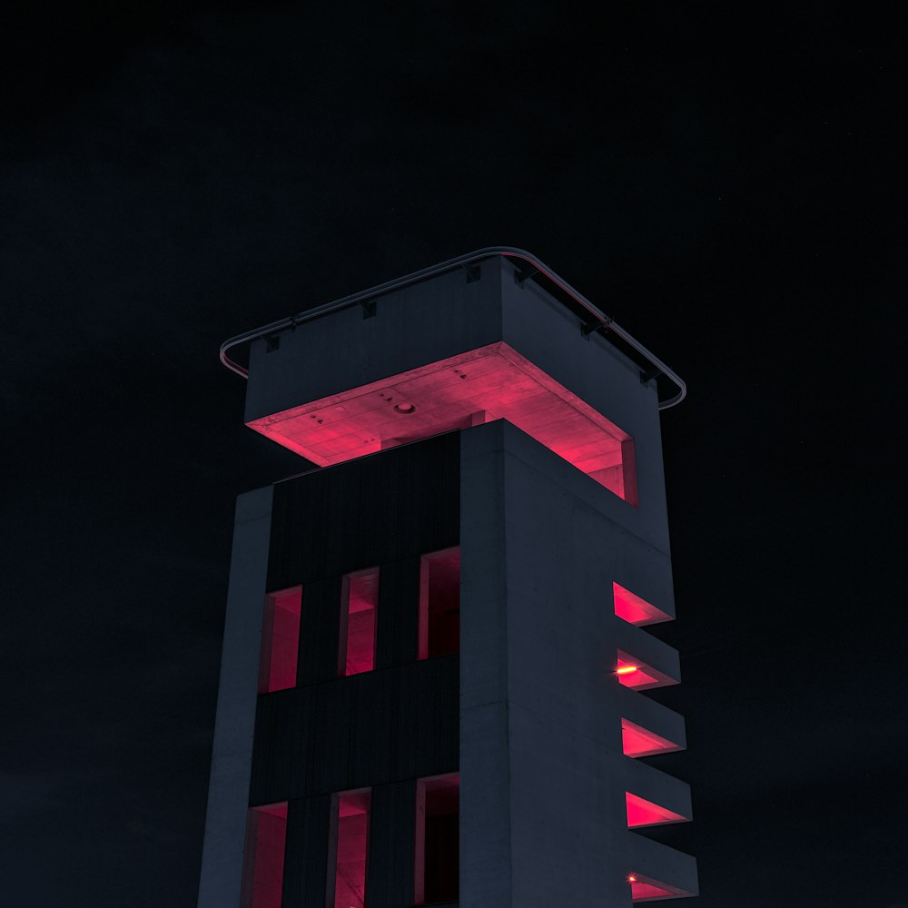 rotes und schwarzes Gebäude während der Nacht