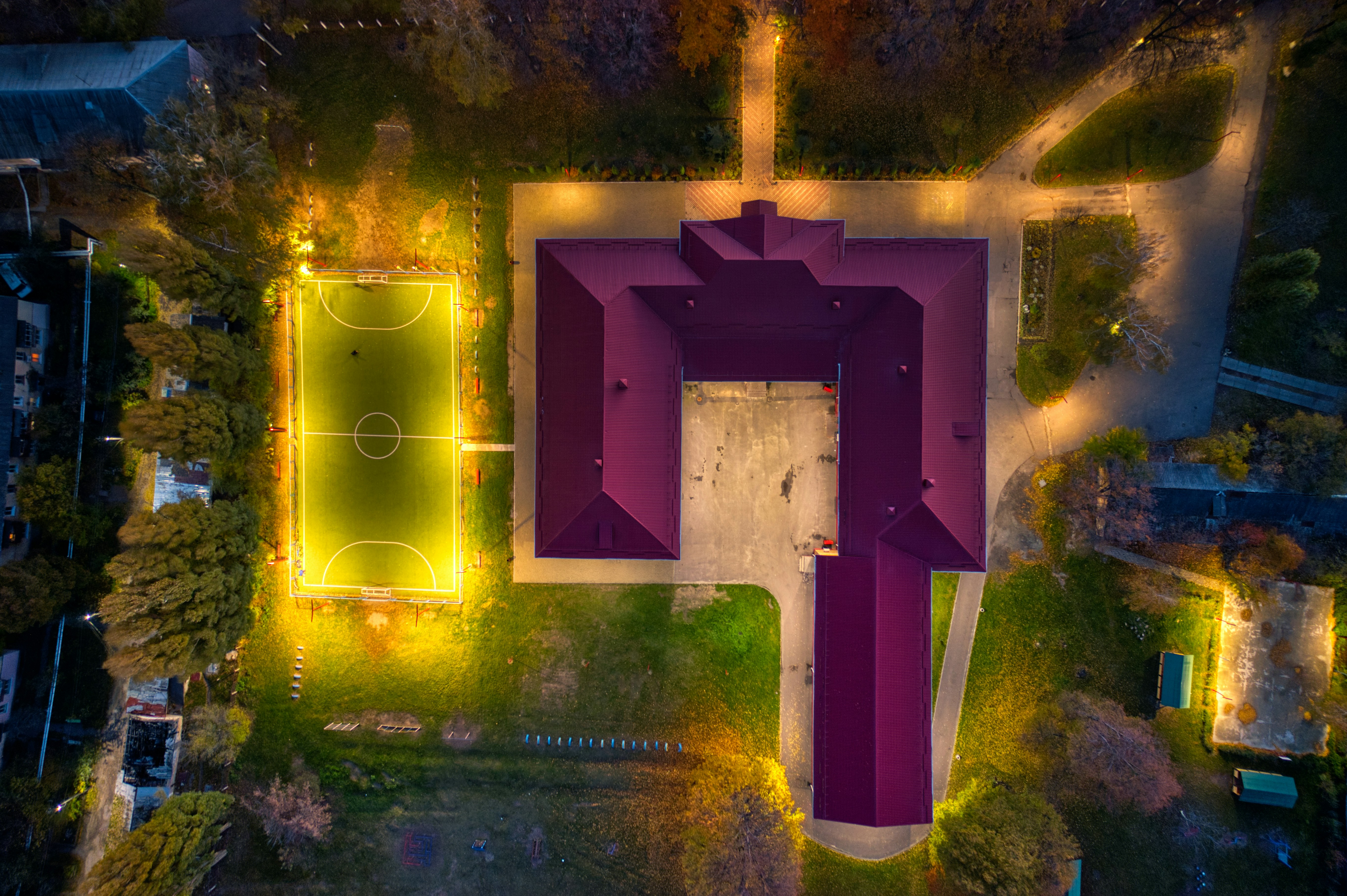 Vista aérea de un estadio de fútbol de noche
