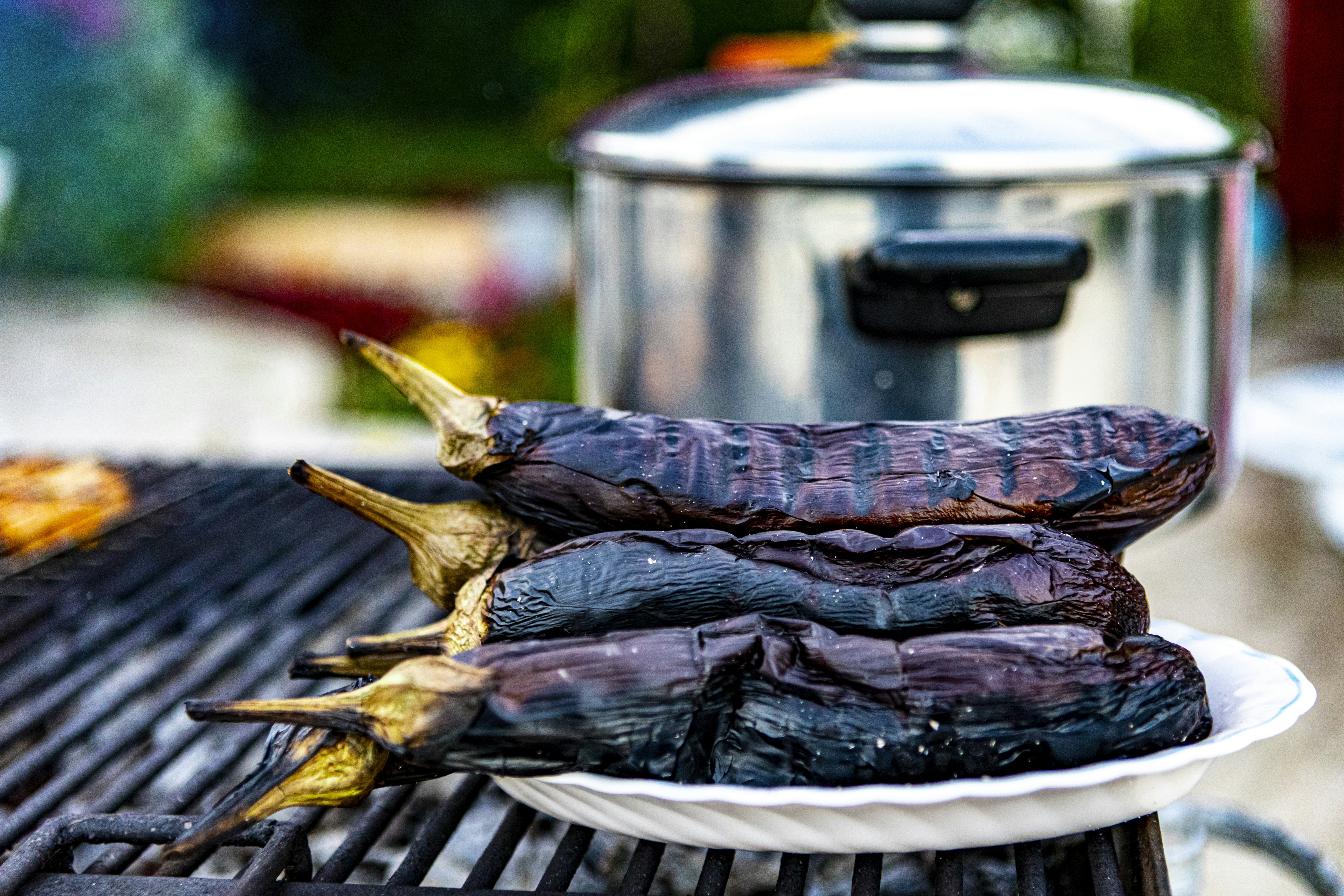 black and white ceramic round plate