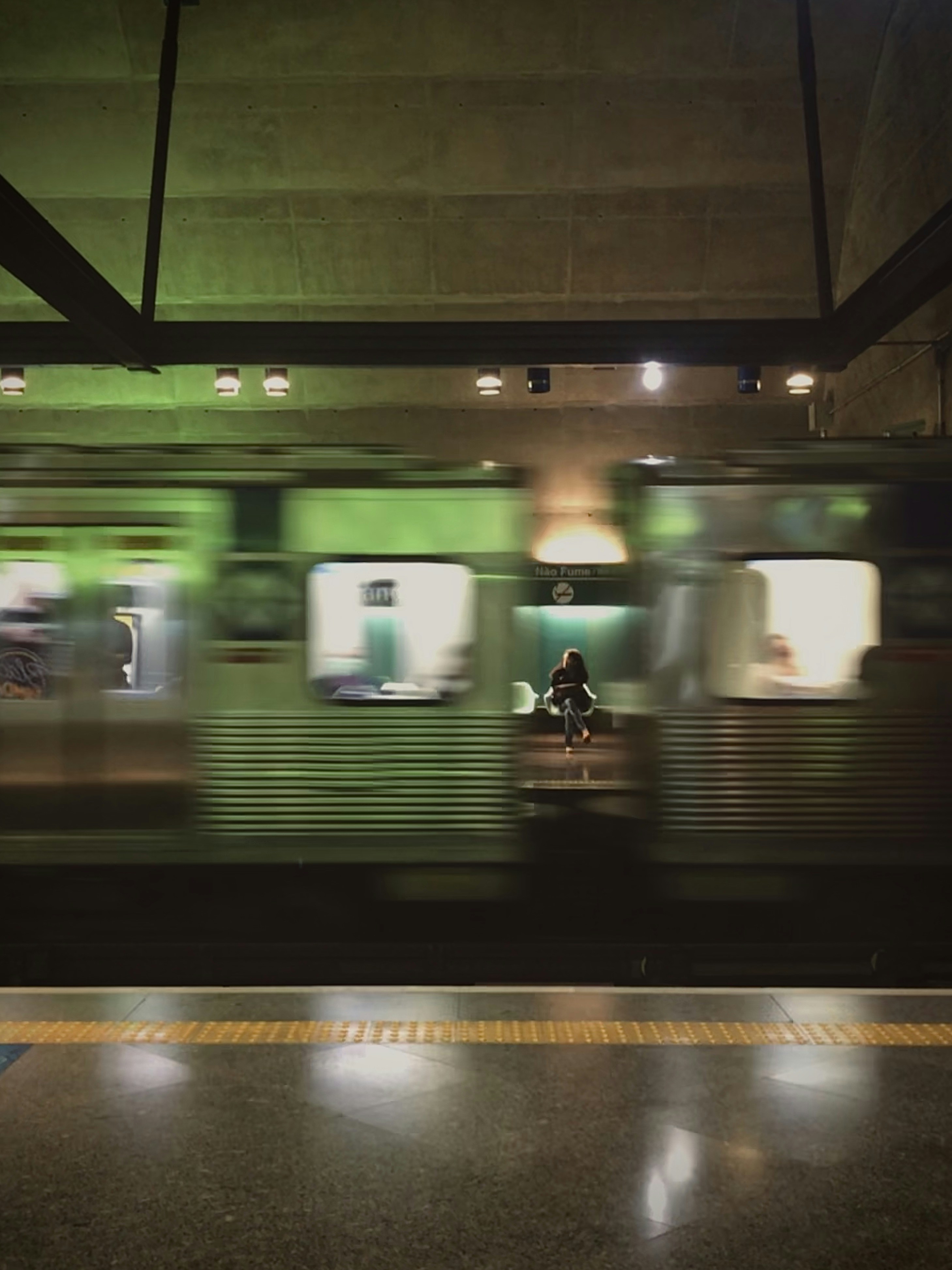 pessoas andando na estação de trem