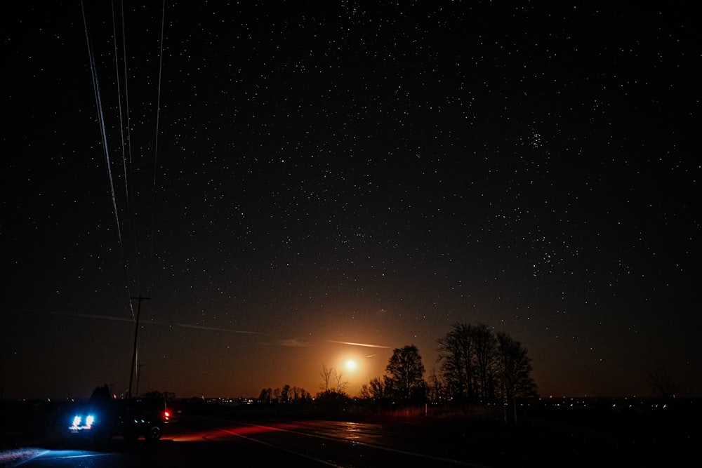 Carretera de asfalto negro durante la noche