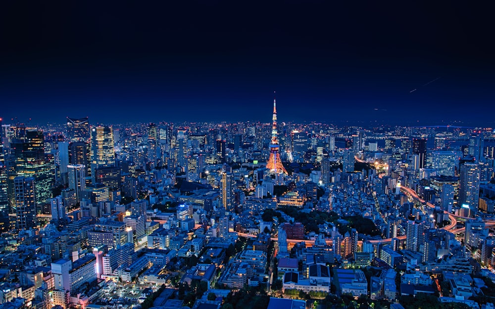 夜間の都市ビルの空中写真