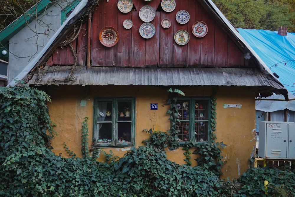 Maison en bois marron avec des plantes vertes