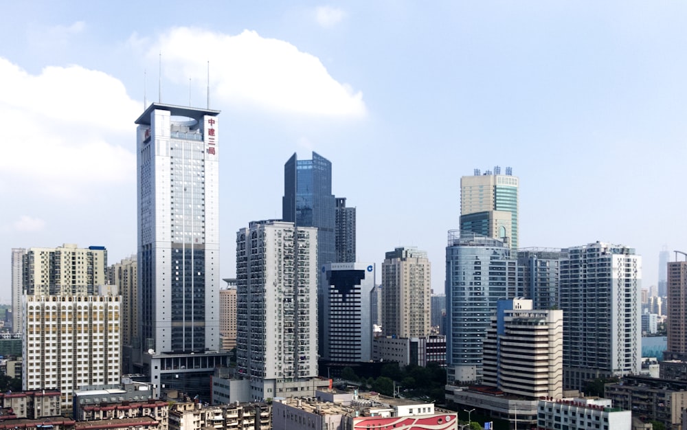 Edificios de gran altura blancos y grises durante el día