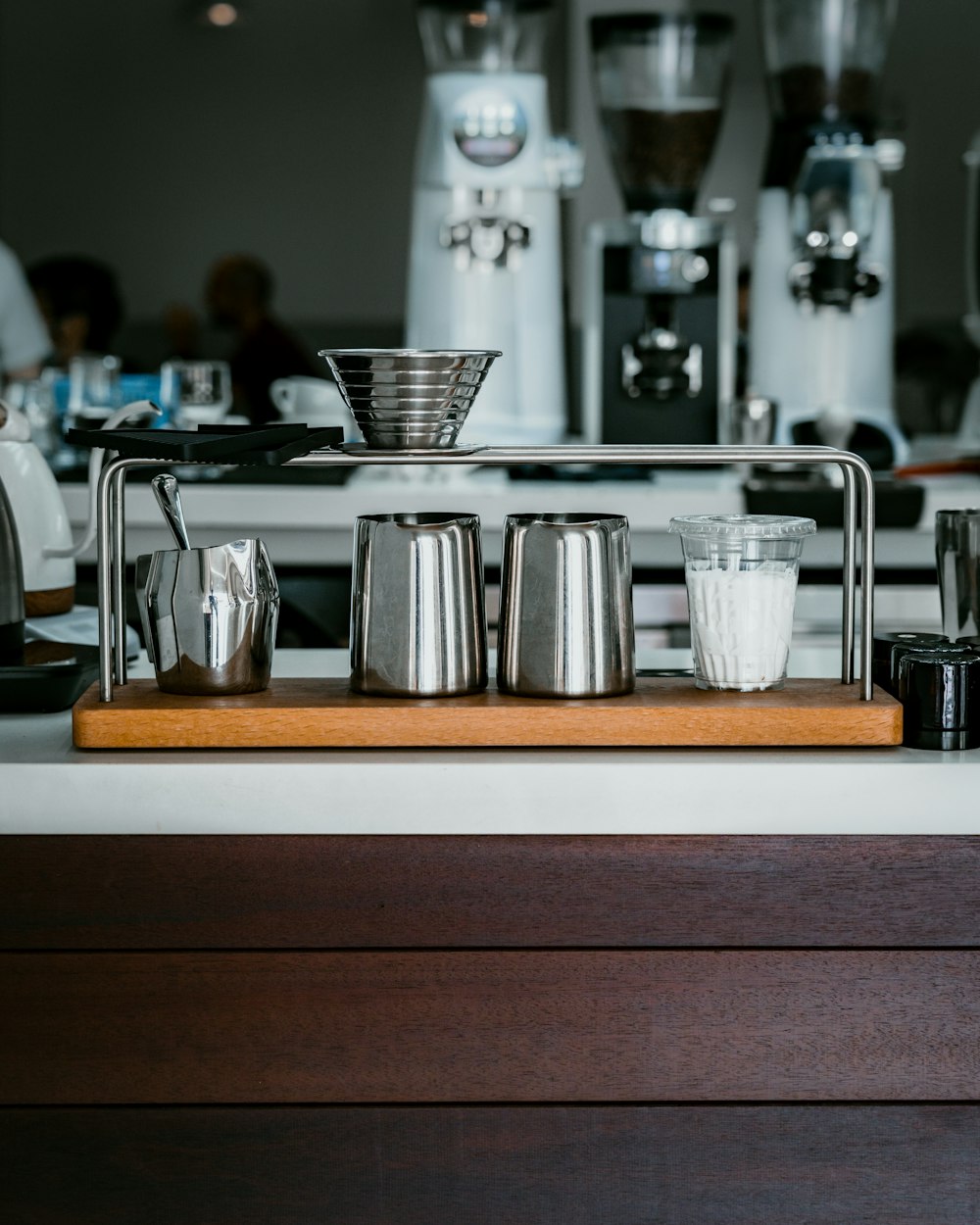 tasses en acier inoxydable sur table en bois brun