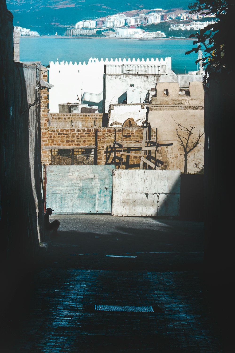 Muro de hormigón blanco y azul